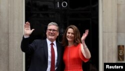 კირ სტარმერი, ბრიტანეთის პრემიერ-მინისტრობის პირველ დღეს, მეუღლე ვიქტორიასთან ერთად. ლონდონი, ბრიტანეთი. 5 ივლისი, 2024 წ.