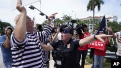 Simpatizantes y detractores del expresidente Donald Trump frente al complejo turístico Trump National Doral, el 12 de junio de 2023 en Doral, Florida.