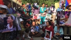 Protestors from communities suffered from land rights dispute gathered at the Supreme Court on Wednesday, January 18, 2017, calling for the release of Tep Vanny, a leading land right activist in the Boeng Kak lake area. (Hul Reaksmey/VOA Khmer) 