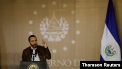 El presidente de El Salvador, Nayib Bukele, habla durante una ceremonia de ascenso de policías a cabos en San Salvador. [Foto: Archivo].