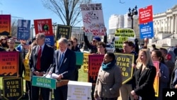 El senador demócrata por Massachusetts, Edward Markey, habla frente al Capitolio en un mitin de partidarios del Green New Deal, el martes 26 de marzo de 2019.