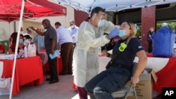 មន្ត្រី​ការិយាល័យ​ពន្លត់​អគ្គីភ័យ​ធ្វើ​តេស្ត​រក​ជំងឺ​កូវីដ១៩ នៅ​ក្រុង Hialeah រដ្ឋ Florida សហរដ្ឋអាមេរិក កាល​ពី​ថ្ងៃ​ទី ៦​ ខែសីហា ឆ្នាំ​២០២០។ 