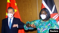 왕이 중국 외교부장(왼쪽)과 레이첼 오마모 케냐 외무장관이 6일 몸바사에서 공동 기자회견에 참석했다.