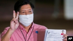 អតីត​សមាជិក​ព្រឹទ្ធសភា​លោក Ferdinand «Bongbong» Marcos Jr. បង្ហាញពី​ការចុះ​ឈ្មោះ​ជា​បេក្ខជន​របស់​លោក​សម្រាប់​ការបោះឆ្នោត​ប្រធានាធិបតី​ឆ្នាំ ២០២២ នៅ​ចំពោះ​មុខ​គណៈកម្មការ​រៀបចំ​ការបោះឆ្នោត​នៅ​ទីក្រុង​ម៉ានីល ប្រទេស​ហ្វីលីពីន នៅ​ថ្ងៃទី៦ ខែតុលា ឆ្នាំ២០២១។