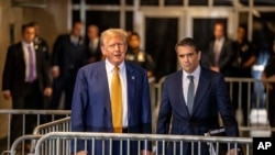 Rais wa zamani Donald Trump akiondoka mahakamani, Alhamisi, Mei 2 2024, mjini New York.