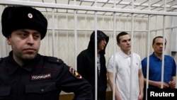 Адвокаты Игорь Сергунин, Алексей Липцер и Вадим Кобзев, представлявшие интересы российского оппозиционера Алексея Навального, на судебном заседании по обвинению в участии в экстремистской организации, Петушки, Россия, 17 января 2025 года. REUTERS/Юлия Морозова