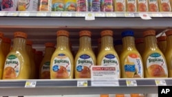 Sokovi od pomorandže na polici prodavnice u Njujujorku, februar 2022. (FOTO: AP Photo/Ted Shaffrey)