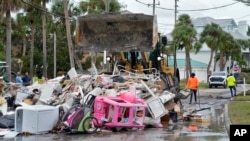 Akcija čišćenja u Klirvoter biču na Floridi uoči dolaska uragana Milton (Foto: AP/Chris O'Meara)