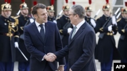 Presidente Francês, Emmanuel Macron, recebe o primeiro-ministro britânico, Keir Starmer, para a cimeira informal de dirigentes europeus sobre a Ucrânia, Paris, 17 fevereiro 2025
