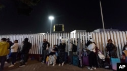  عکس: مهاجران کیوبایی و ونزویلا در یک محل تلاشی در سرحد مکسیکو-امریکا.