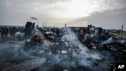 Palestinos observan la destrucción después de un ataque israelí en el lugar donde se alojaban personas desplazadas en Rafah, Franja de Gaza, el 27 de mayo de 2024.