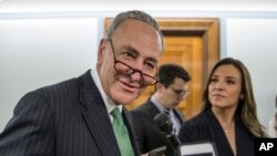 El senador Chuck Schumer aseguró que Donald Trump y los republicanos "cantan el mismo himno".