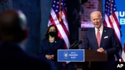 جو بایدن در جریان سخنرانی عصر دوشنبه ۲۶ آبان در ویلمینگتون