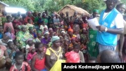 Nouveaux réfugies centrafricains en phase d'enregistrement par les agents du HCR à MINI dans le département des Monts de Lam. (VOA/André Kodmadjingar)