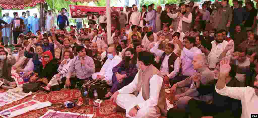 حکومتِ پاکستان کا مؤقف ہے کہ پاکستان مجوزہ 'میڈیا ریگولیٹری اتھارٹی' بل کے نفاذ کے بعد صحافیوں کو تنخواہوں کی ادائیگی کے مسائل میں کمی ہو گی۔