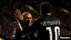 Neymar et Kylian Mbappé du PSG jubilent après avoir ouvert le score lors du match de la Ligue des champions contre Celtic au Celtic Park, Grande-Bretagne, 12 septembre 2017.