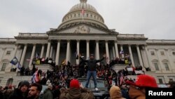 ARHIVA: Pristalice Donalda Trampa tokom upada u američki Kongres 6. januara 2021. godine (Foto: REUTERS/Jim Bourg)