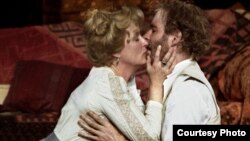 مریل استریپ و کوین کلاین، سال 2001 برصحنۀ تأتر دلاکورتۀ نیویورک