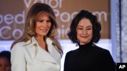 La primera dama de EE.UU., Melania Trump, entregó el premio "Mujer de Valor" a Natalia Ponce de León, de Colombia, el miércoles, 29 de marzo de 2017, en el Departamento de Estado, en Washington.