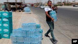 រូបឯកសារ៖ បុរស​ម្នាក់​ទិញ​ទឹក​បរិភោគ​នៅ​ក្រុង Basra ប្រទេស​អ៊ីរ៉ាក់ ថ្ងៃទី២១ ខែកក្កដា ឆ្នាំ២០១៩។