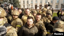 El presidente de Ucrania, Volodymyr Zelenskiy, habla con la gente después de la retirada de Rusia de Kherson, en el centro de Jersón, Ucrania, el 14 de noviembre de 2022. REUTERS/Valentyn Ogirenko