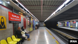 نصب بنر حجاب در مترو تهران. ارشیو