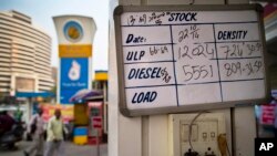 Giá dầu diesel và xăng trên tại một trạm xăng ở New Delhi, Ấn Độ.