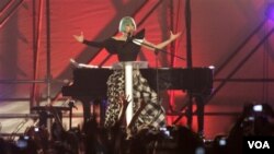 Penyanyi AS, Lady Gaga ikut meramaikan acara 'Europride' di gedung Circus Maximus, Roma (11/6).