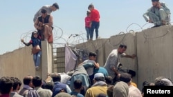 پس از ورود گروه طالبان به شهر کابل هزاران شهروند این کشور تلاش دارند تا از طریق میدان هوایی کابل کشور شان را ترک کنند.