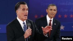 Capres Partai Republik Mitt Romney (kiri) dan Presiden AS Barack Obama dalam debat di Universitas Hofstra, New York (16/10).