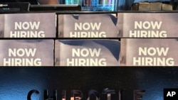 2024년 11월 3일 일리노이주 버팔로 그로브에 있는 치폴레 식당에 구인 광고가 붙어있다. (자료사진)