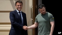 Arhiva - Francuski pedsednik Emanuel Makron rukuje se sa predsednikom Ukrajine Volodimirom Zelenskim, u Kievu, Ukrajina, 16. juna 2022.