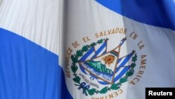 En la imagen de archivo la bandera nacional de El Salvador cuelga frente al Consulado General de El Salvador en Manhattan, Nueva York, Estados Unidos.