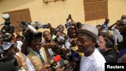 Agbeyome Kodjo s'adresse aux journalistes avant de voter, lors de l'élection présidentielle à Lomé, au Togo, le 22 février 2020. (REUTERS/Luc Gnago)