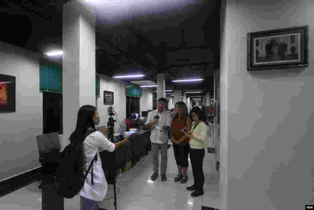 អ្នកស្រី Jodie DeJonge និពន្ធនាយក​នៃ​កាសែត​ The Cambodia Daily ផ្តល់​បទសម្ភាសន៍ជាមួយ VOA តាមរយៈការផ្សាយផ្ទាល់ Facebook នា​ថ្ងៃធ្វើការ​ចុងក្រោយ​នៃ​កាសែត​ The Cambodia Daily ក្រោយ​ប្រតិបត្តិការ​បោះពុម្ភផ្សាយ​អស់​រយៈពេល​ ២៤ឆ្នាំ​និង​១៥ថ្ងៃ​ តាំងពី​ឆ្នាំ១៩៩៣​មក​ ក្នុង​រាជធានី​ភ្នំពេញ​ ថ្ងៃទី៣ ខែកញ្ញា ឆ្នាំ២០១៧។ (ហ៊ាន សុជាតា/VOA)