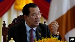 แฟ้มภาพ - ฮุน เซน อดีตนายกฯ กัมพูชา กล่าวแถลงข่าวที่กรุงพนมเปญ กัมพูชา เมื่อ 22 ส.ค. 2023 (AP Photo/Heng Sinith)