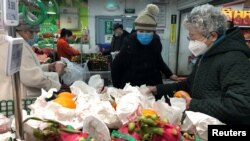 មនុស្សម្នា​ពាក់​ម៉ាស់​នៅ​នៅ​ពេល​ទិញ​ទំនិញ​នៅ​ផ្សារ​ទំនើប​ នៅ​ពេល​ដែល​មាន​ការ​វាយប្រហារ​ដោយ​មេរោគ​កូរ៉ូណា​ប្រភេទ​ថ្មី នៅ​ក្នុង​ក្រុង​ប៉េកាំង ប្រទេស​ចិន កាលពី​ថ្ងៃទី២៦ ខែមករា ឆ្នាំ២០២០។