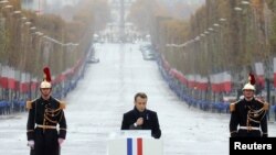 Francuski predsjednik Emmanuel Macron govori na svečanoj ceremoniji u Parizu