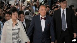 香港前特首曾蔭權和妻子抵達香港裁判法院(資料照片)