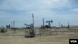 Azerbejdžanska postrojenja za eksploataciju nafte nedaleko od obale Kaspijskog mora, na obodima Bakua, glavnog grada Azerbejdžana.
