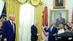 Presidenti Trump ndjek në Shtëpinë e Bardhë betimin e zotit Kennedy Jr. (13 shkurt 2025)