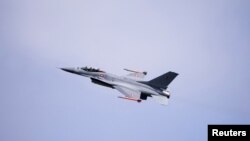 丹麦已经向基辅交付了第二批援乌的美制F-16战机。（资料照0