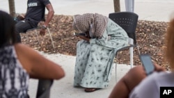 Nezaposleni čekaju ispred birao za rad u Omahi, u Nebraski