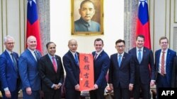 美國國會眾議院美國與中國共產黨戰略競爭特設委員會主席邁克·加拉格爾（Mike Gallagher 右四）在台北從台灣主要反對黨國民黨台灣立法院院長韓國瑜（左四）手中接過祝福好運的新春春聯。（2024年2月22日）