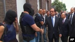 ប្រធានាធិបតី​បារាំង​លោក Francois Hollande បាន​ទៅ​ពិនិត្យ​មើល​កន្លែង​កើត​ហេតុ​និង​ចាប់​ដៃ​ជាមួយ​ប៉ូលិសនៅ​​ក្រុង​ Saint-Etienne-du-Rouvray Normandy ប្រទេស​បារាំង​កាល​ពី​ថ្ងៃទី​២៦ ខែ​កក្កដា។