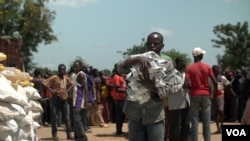 A Central African Republic man receives food at a food distribution site in Makunzi Wali in northern C.A.R. (Photo: Zack Baddorf for VOA)