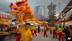 2024年10月2日馬來西亞吉隆坡九皇齋期間的傳統舞龍。