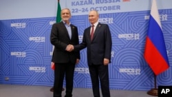 Presidenti rus Vladimir Putin dhe ai iranian Masoud Pezeshkian gjatë një takimi në Kazan të Rusisë më 23 tetor 2024. 