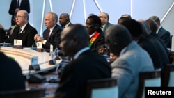 Rais wa Russia Vladimir Putin akiwa na baadhi ya viongozi wa kiafrika waliohudhuria kikao
kwenye mji wa Saint Petersburg, Russia.