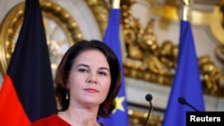 德國新任外交部長安娜萊娜·貝爾伯克在巴黎與法國外長舉行會談後出席記者會。 （2021年12月9日）